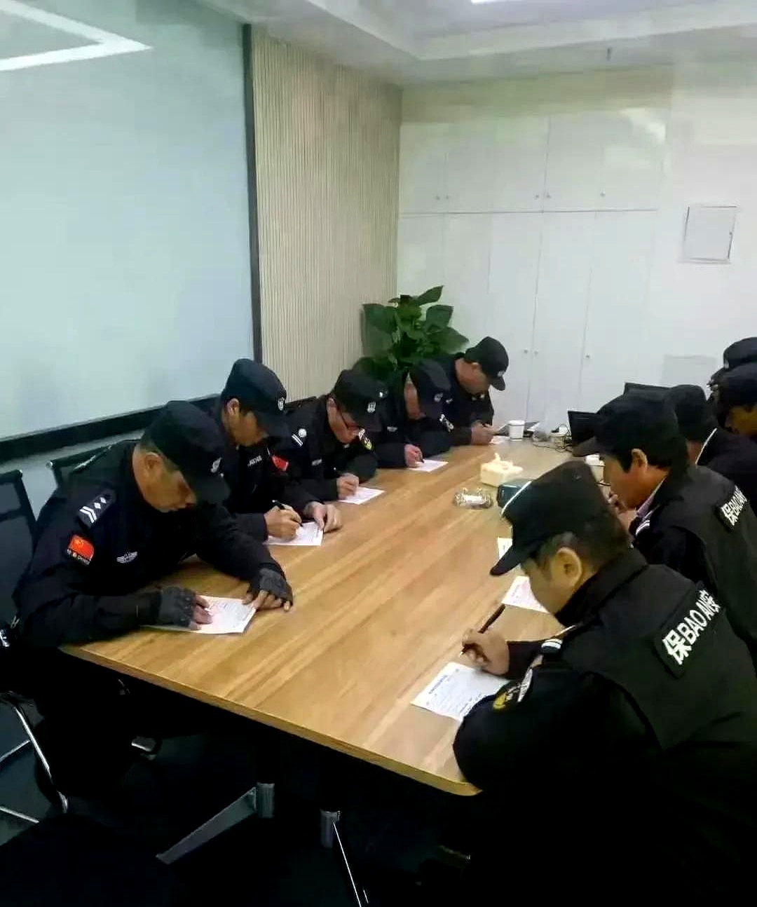 今天早上开会,决定如果队员介绍老乡来工作,上班满三个月,奖励介绍人