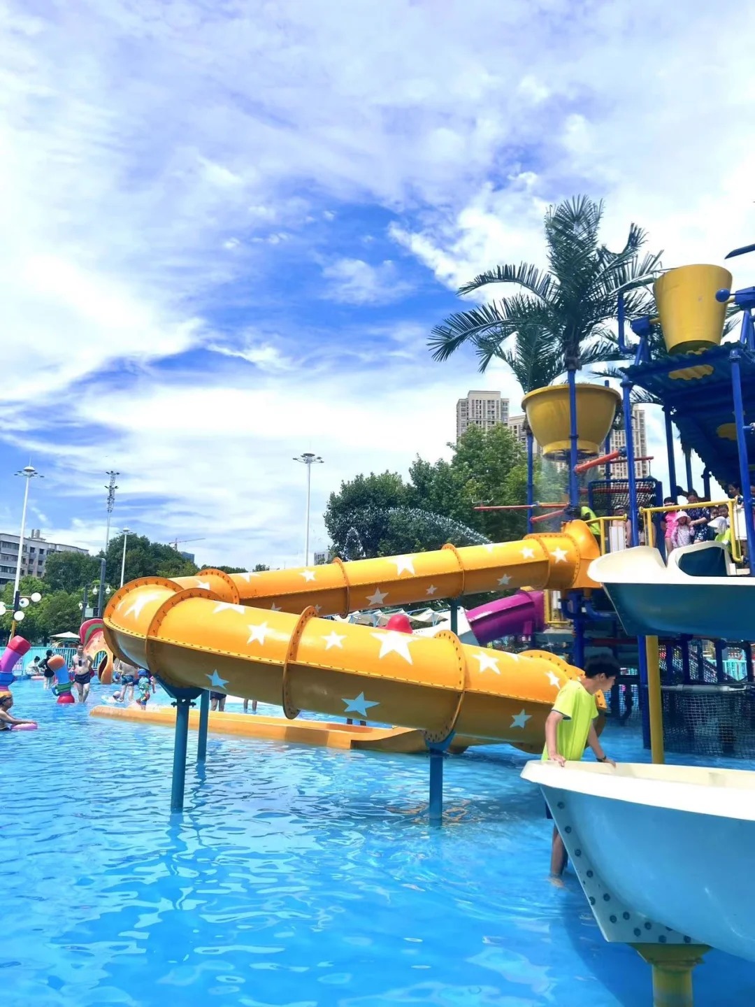 刚到水上世界,弟弟就兴奋得跑向大喇叭滑梯