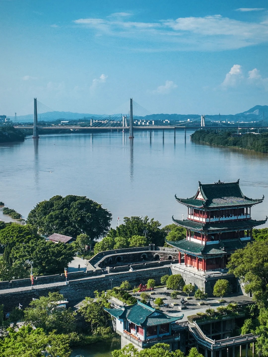 以为滕王阁很美了,直到这个国庆假期我到了江西赣州的八境台,八镜台是