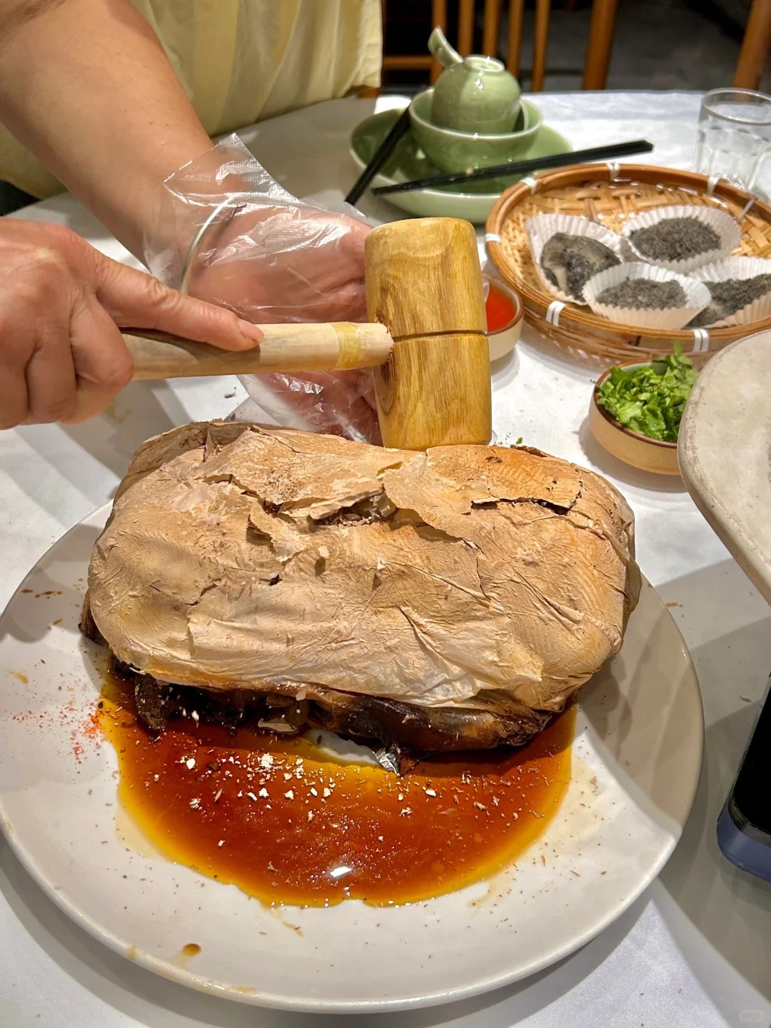 豫章冬日恰犀利 江西景德镇的瓷泥煨鸡可是一道有着深厚历史底缘哪