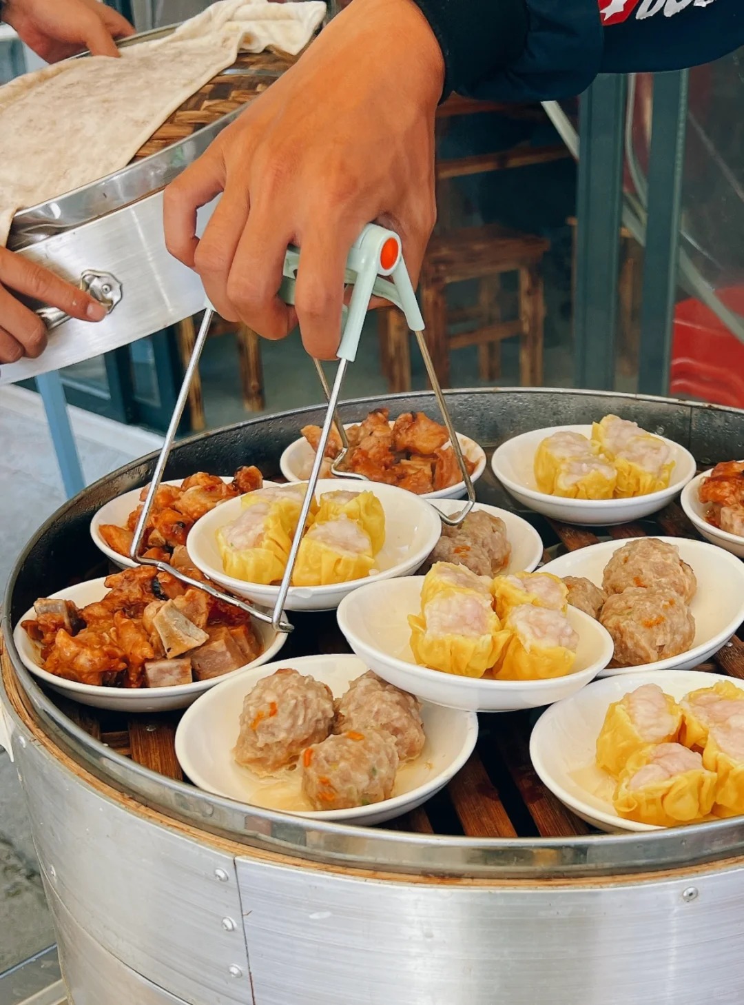 新派如顺悦酒家,装潢精致,服务周到,每样茶点在座位上下单,等着送到桌