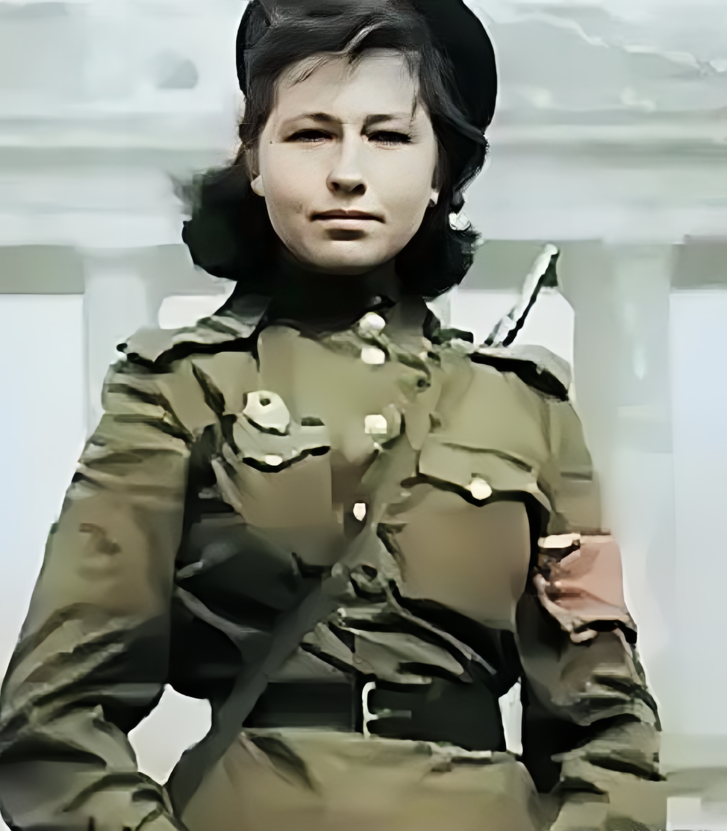 1945年,柏林勃兰登堡门前,21岁的苏联女兵玛利亚·黎曼斯卡娅留下了