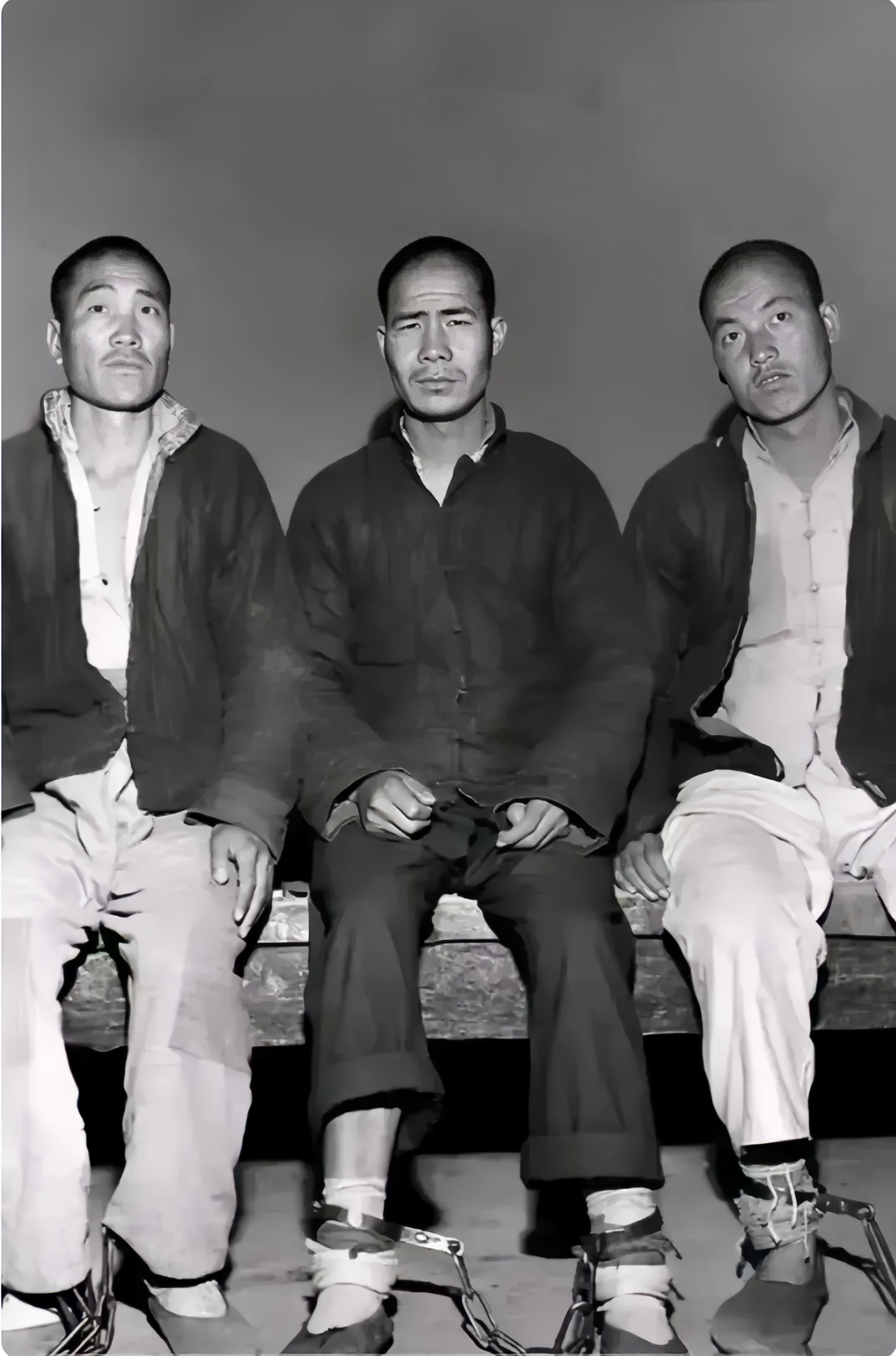 面容冷峻,体格强健,眼神坚定,彰显坚韧与正直