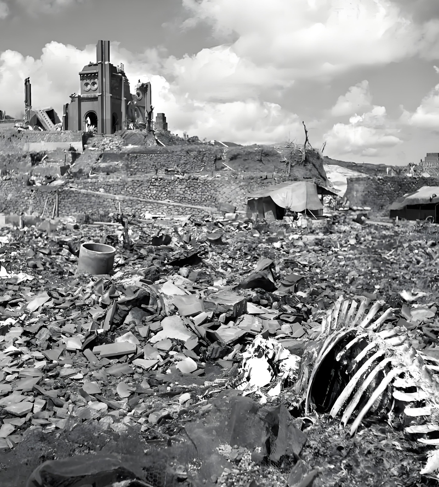 这是1945年遭核弹毁灭的长崎,曾经的繁华已成废墟,战争的残酷在此留下