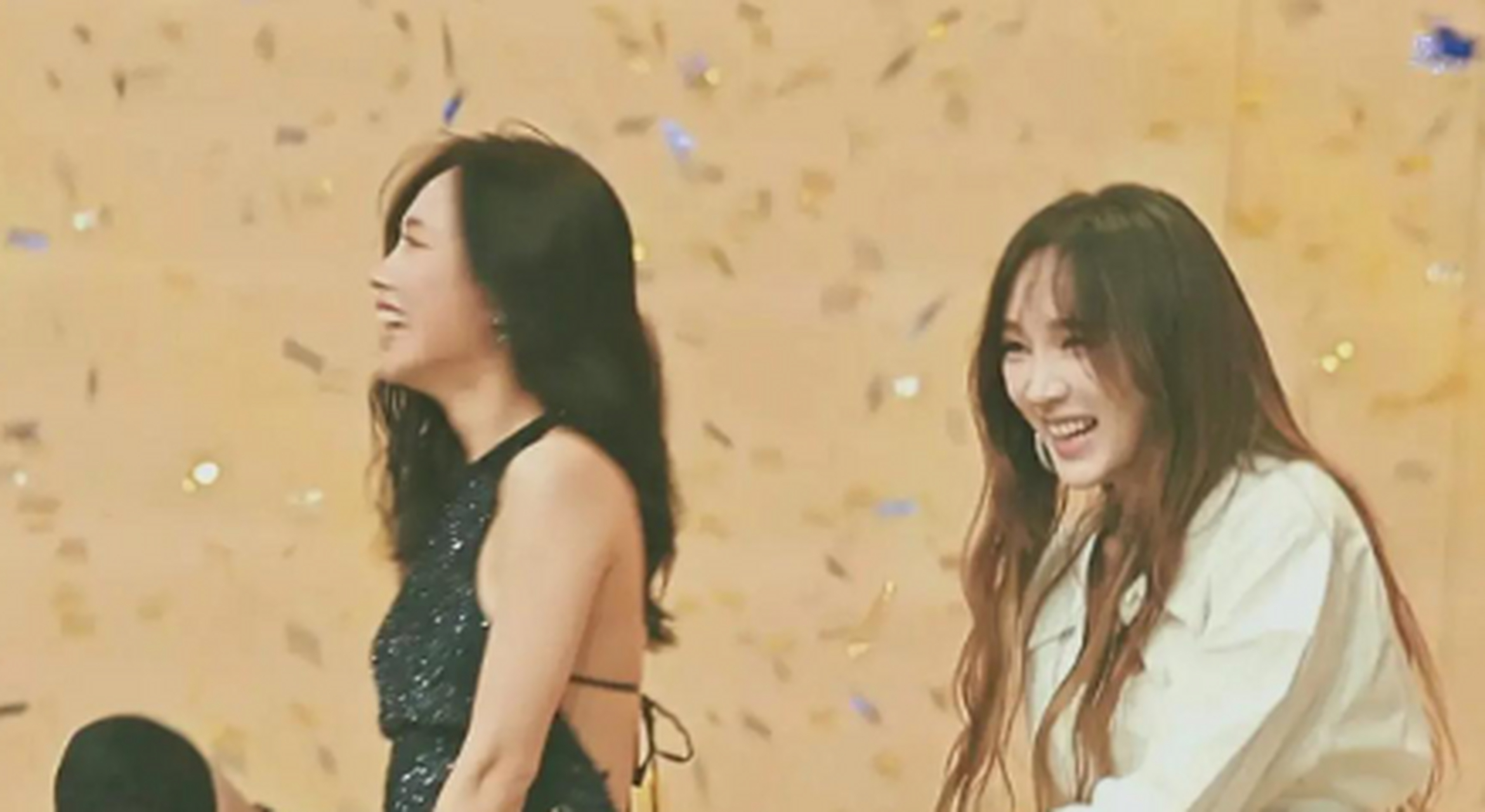 孟佳,王霏霏活动合体唱了《hush》,舞台炸裂