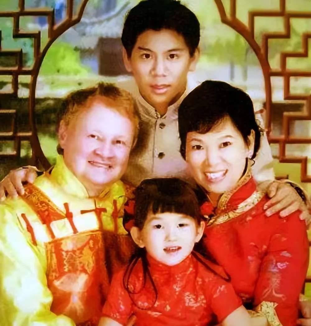 倪夏莲来自于上海,和曹艳华是同时期的运动员,和第一任丈夫离婚以