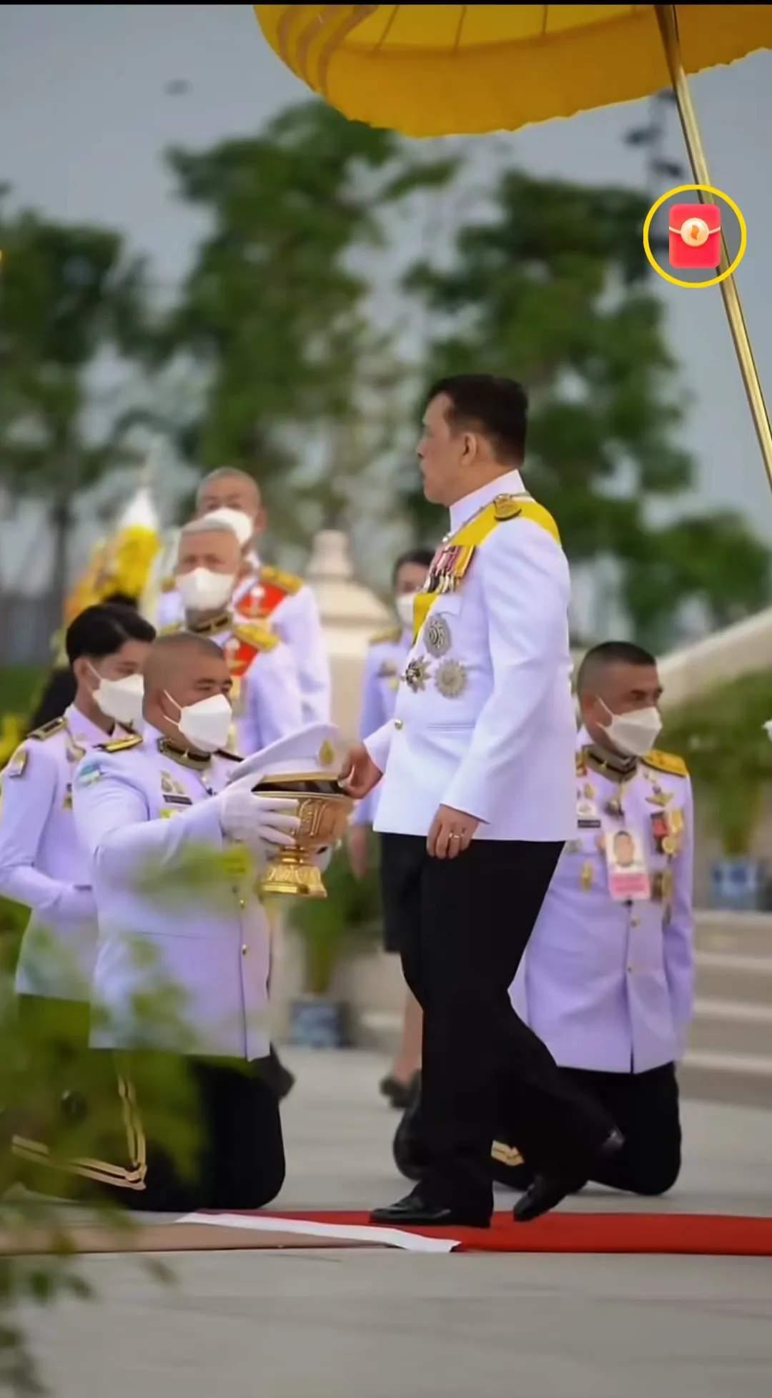 泰国上至达官贵人,下至普通老百姓见到国王,王后,公主,王子,都要下跪