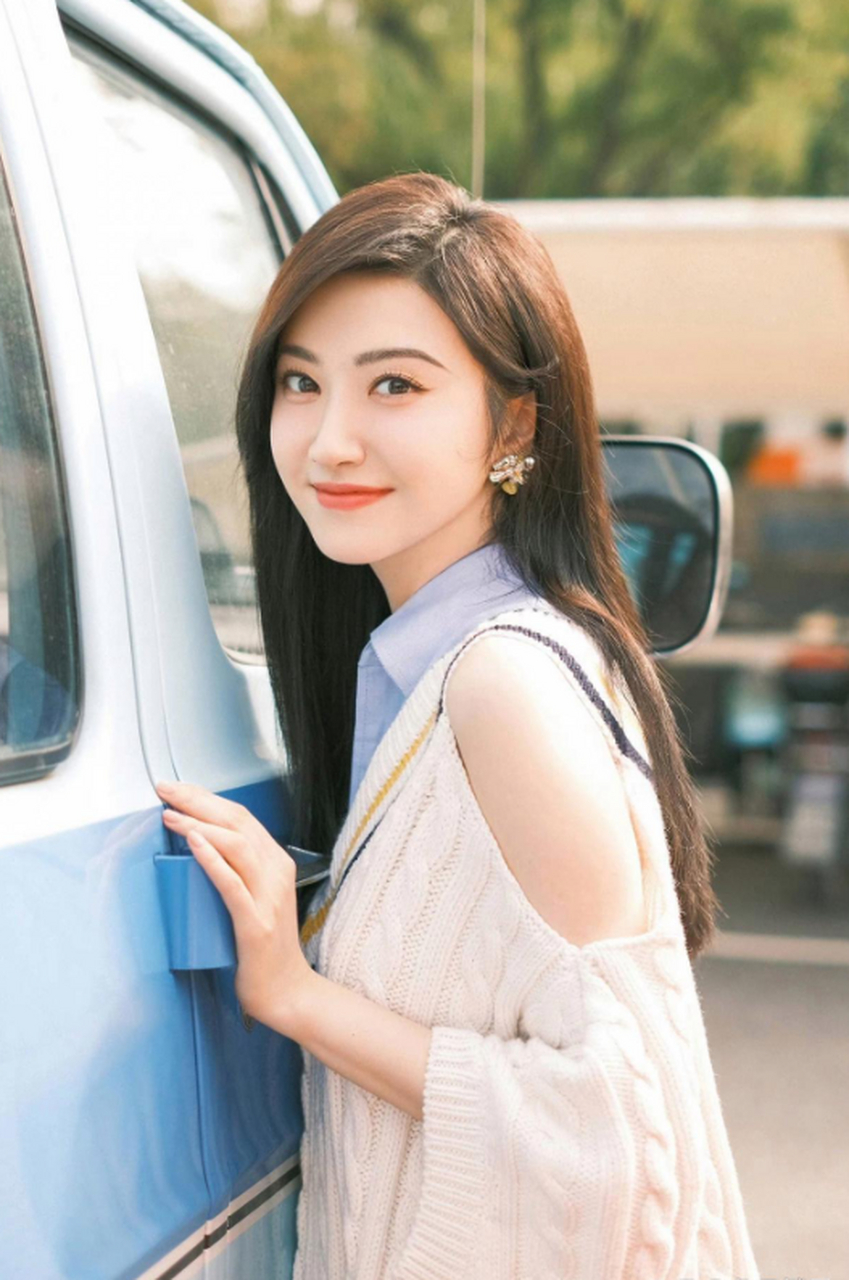 景甜看上去十分清纯唯美,跟我们大学时期的校花一样美