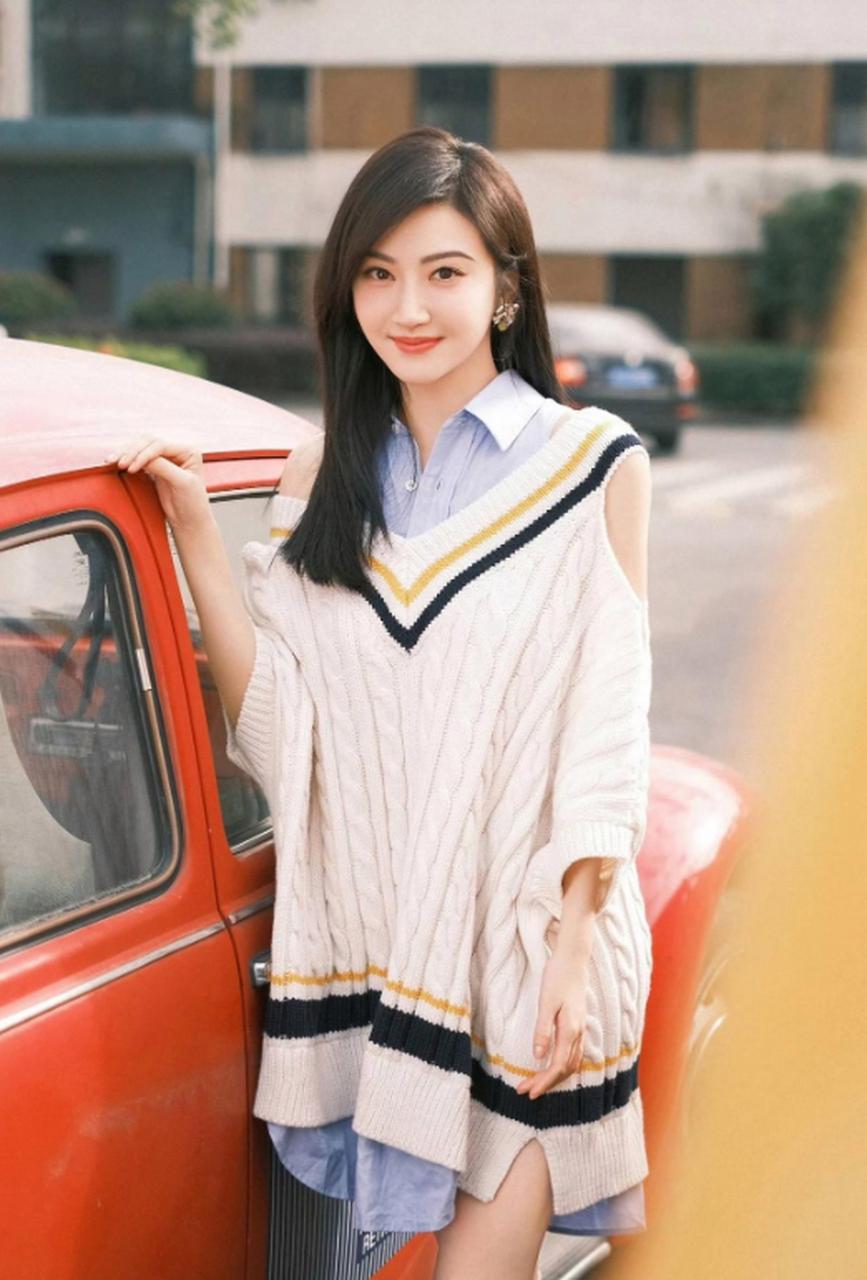 景甜看上去十分清纯唯美,跟我们大学时期的校花一样美