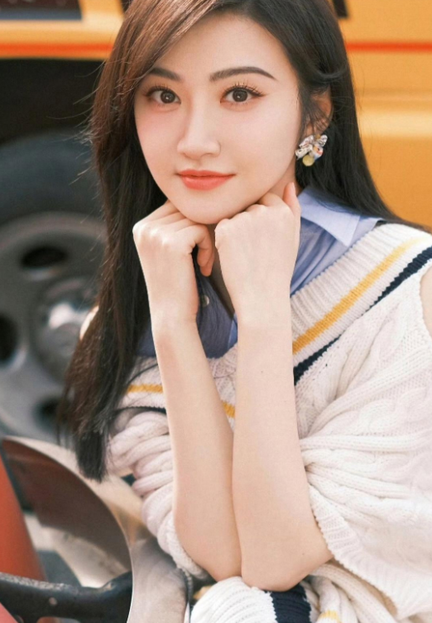 景甜看上去十分清纯唯美,跟我们大学时期的校花一样美