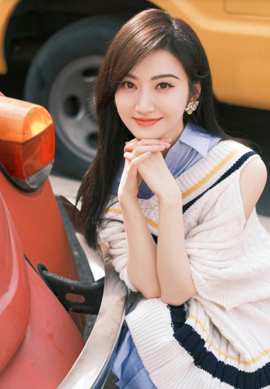 景甜看上去十分清纯唯美,跟我们大学时期的校花一样美