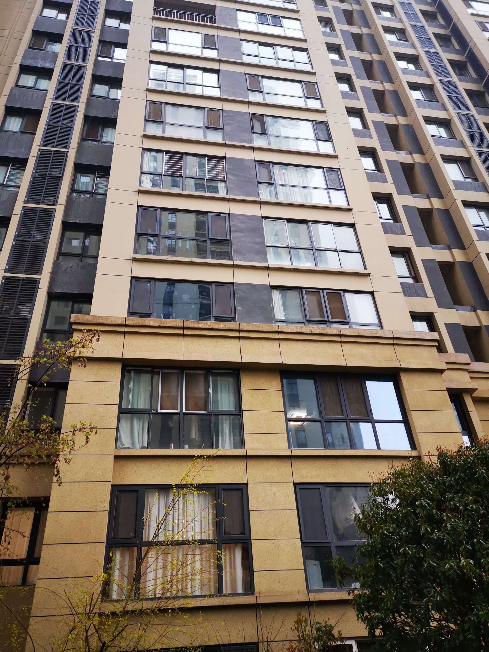 腰线层通常是指建筑物外墙突出的线条结构,设计上主要用于装饰,遮阳