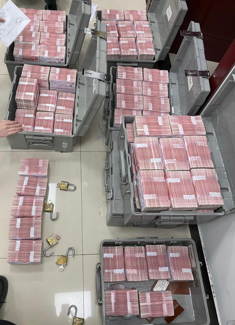 7年 银行钱库人民币金库大量纸币巨额真实照片现金库人民币700万现金