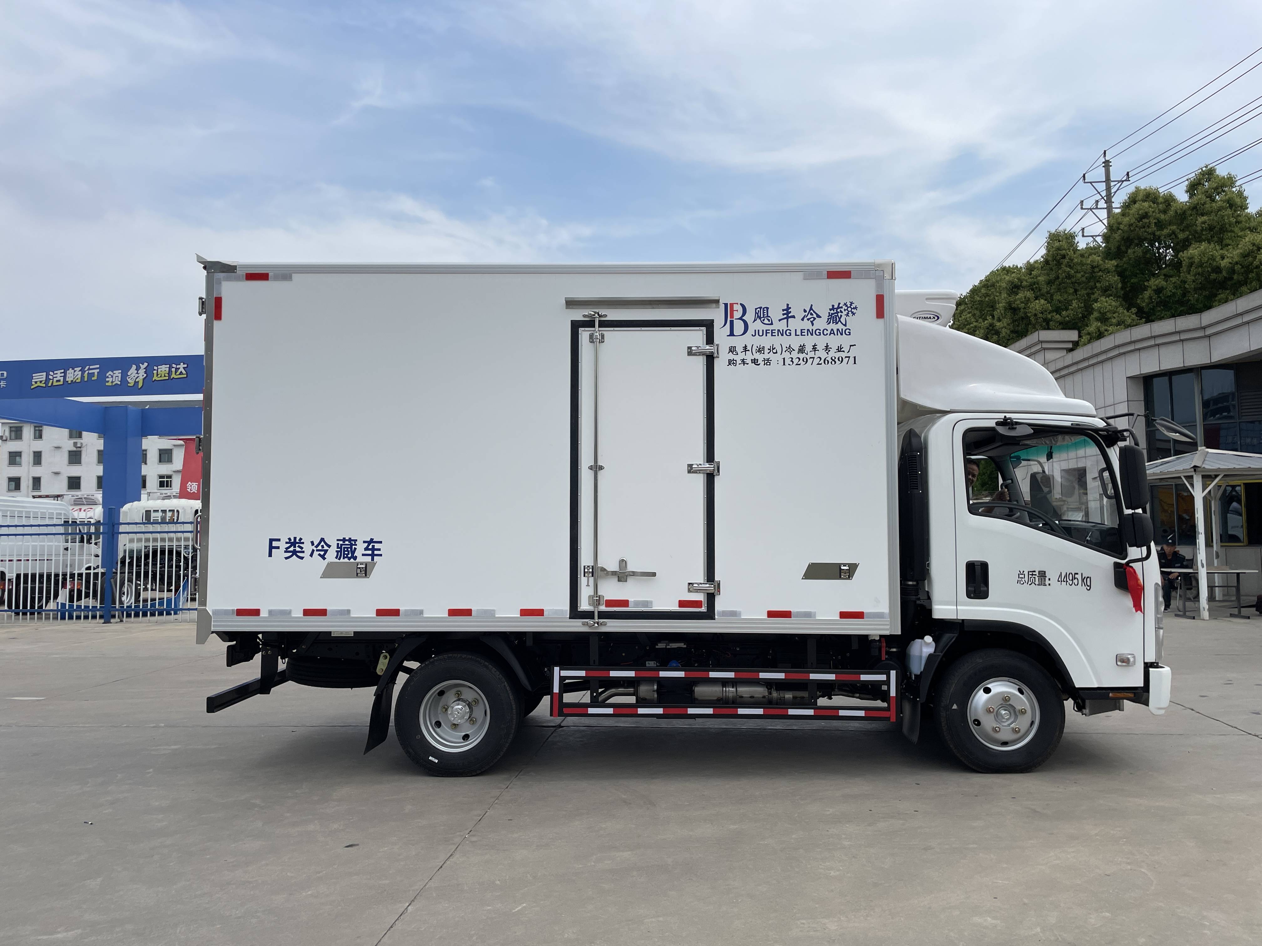 河南平顶山一司机,为了省钱,用冷藏车拉8个人去干活