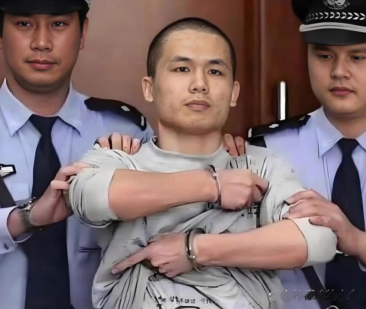 面对记者,他竟用铐着手猛地掀起衣服,上面赫然写着"喊冤"俩字