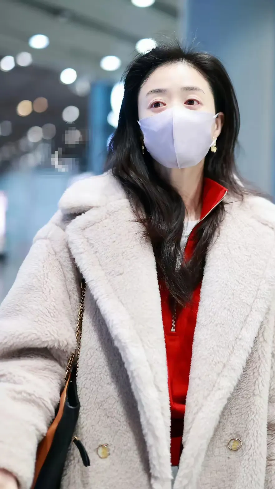 蒋欣身穿米色泰迪大衣现身机场,瘦身成功的她状态极佳,颜值再创新高