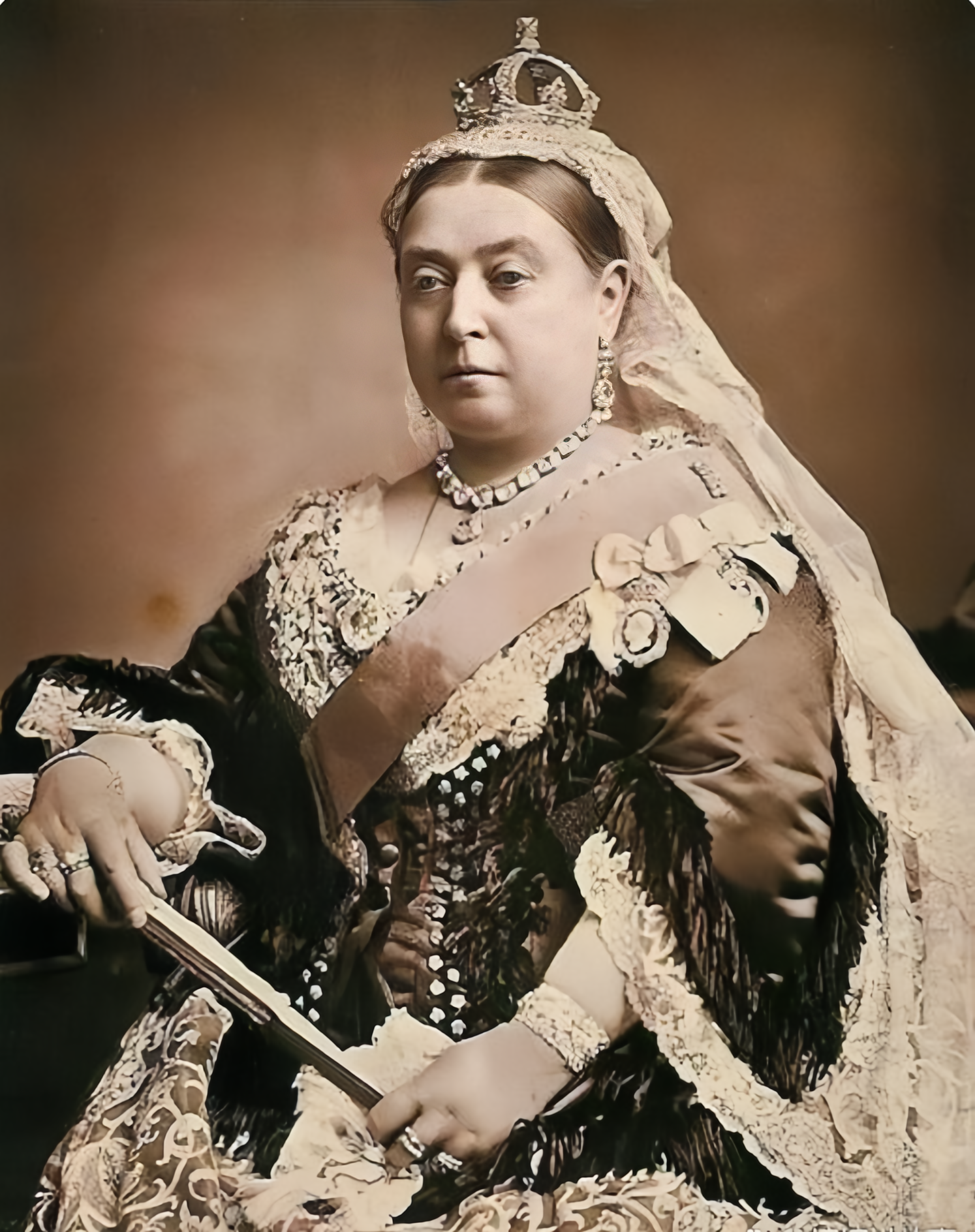 这张照片拍摄于1887年,展示了维多利亚女王与九个孩子的幸福合影