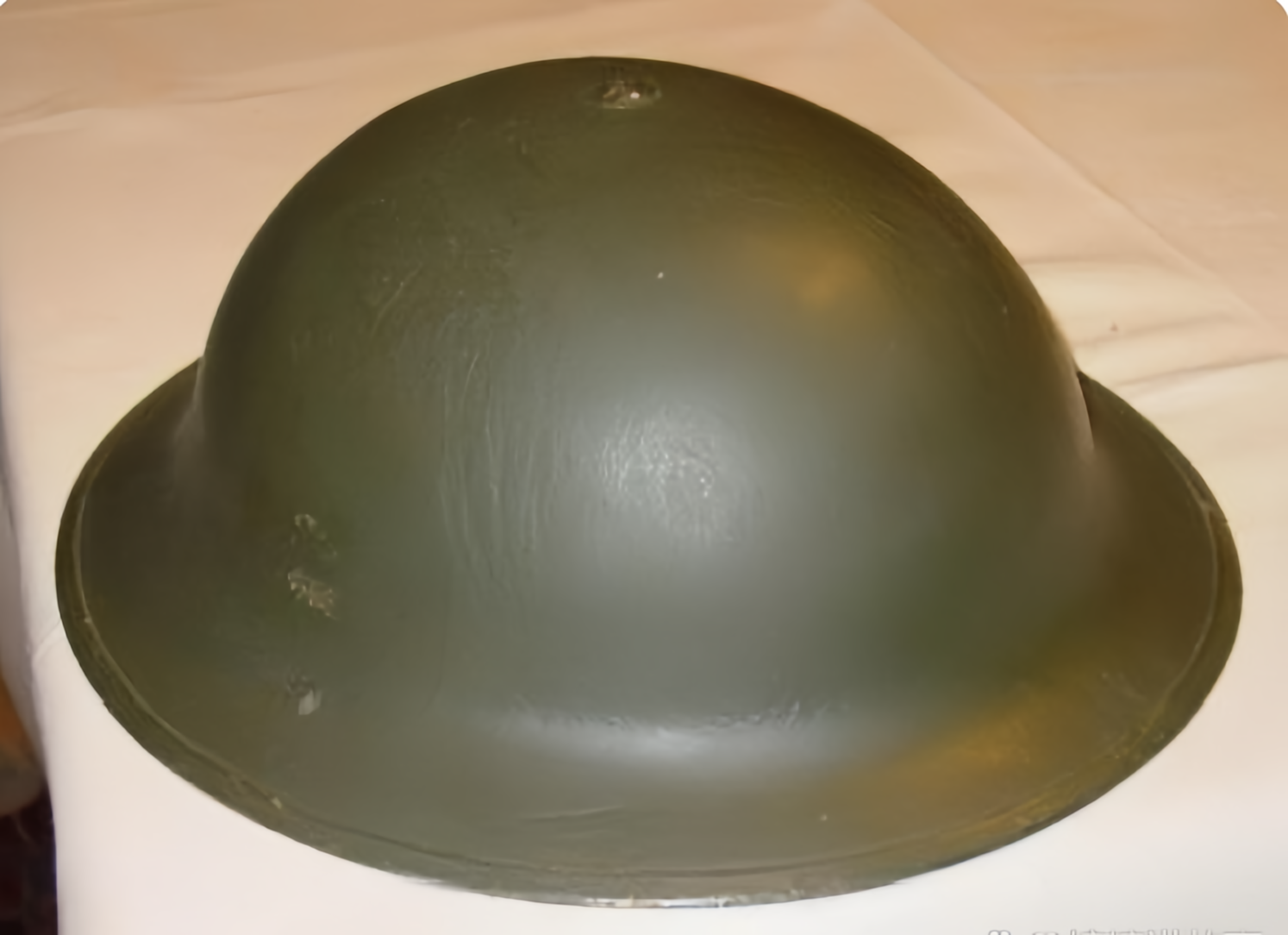 1918年战场上,一士兵被子弹击中头部,但mki布罗迪钢盔救了他