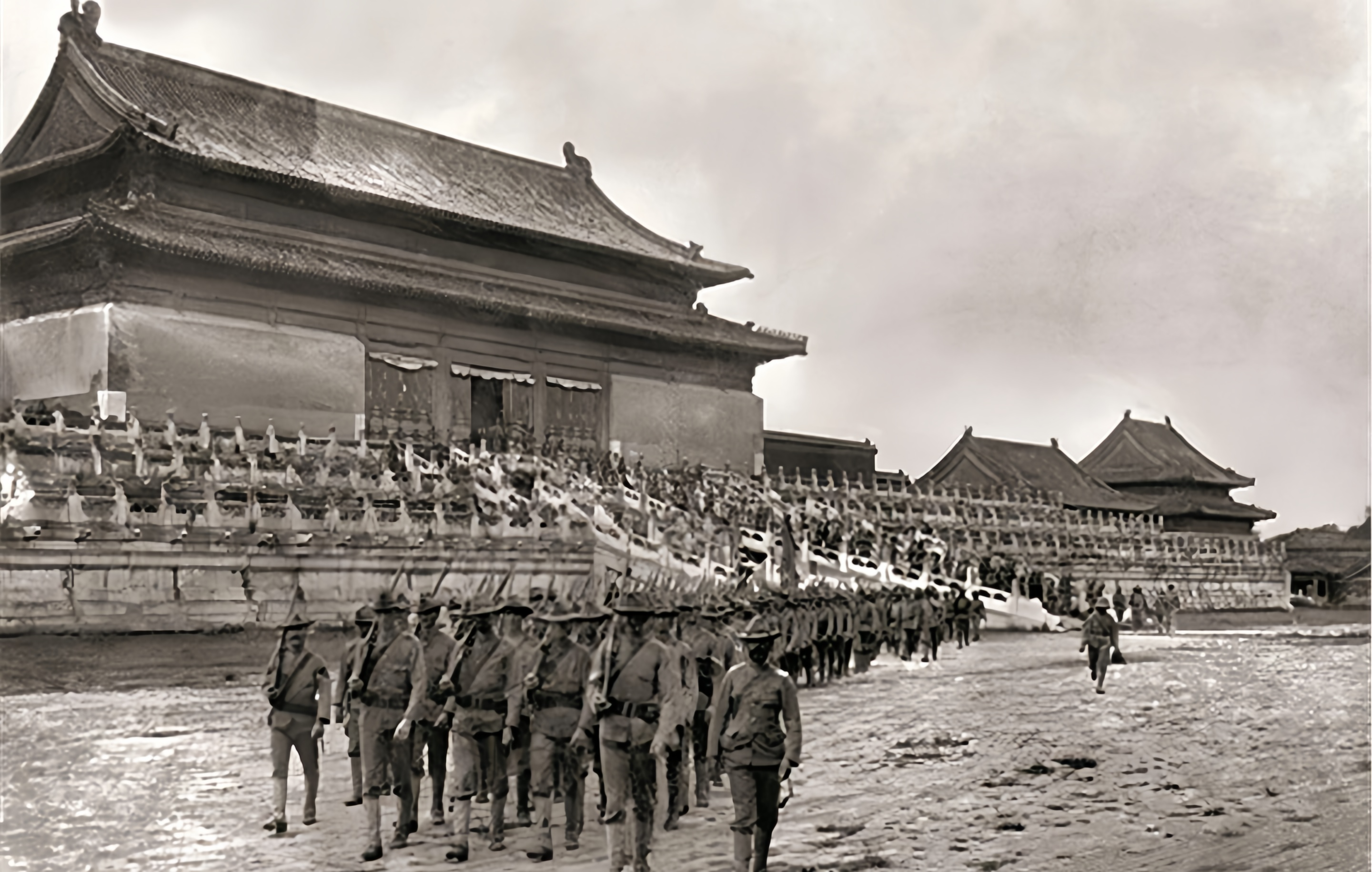 1911年,北京故宫内出现美国军队行进景象,源于1900年八国联军占领北京