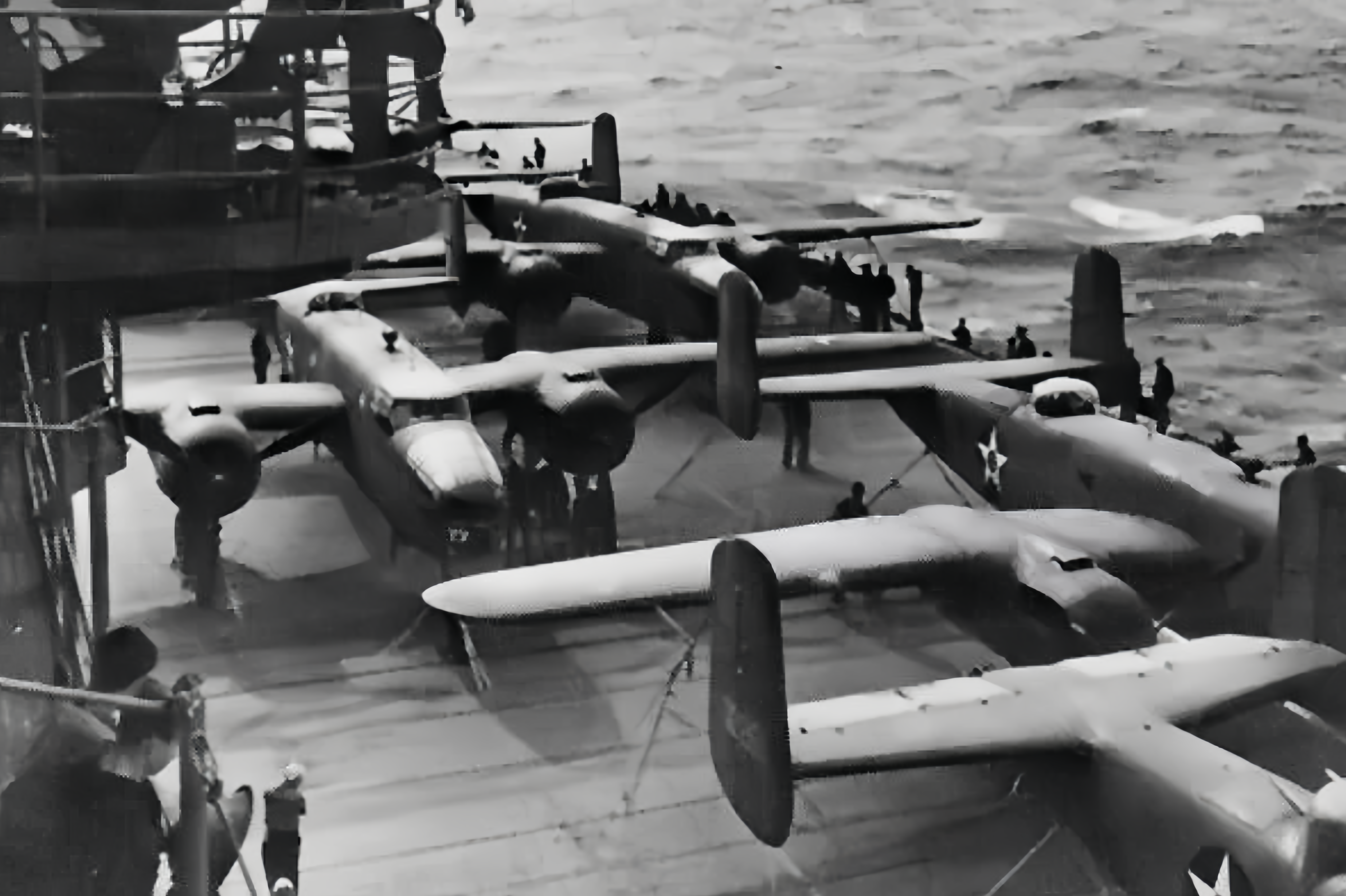 年仅22岁,体重163斤的海特,至1945年8月获救时体重减至68斤.