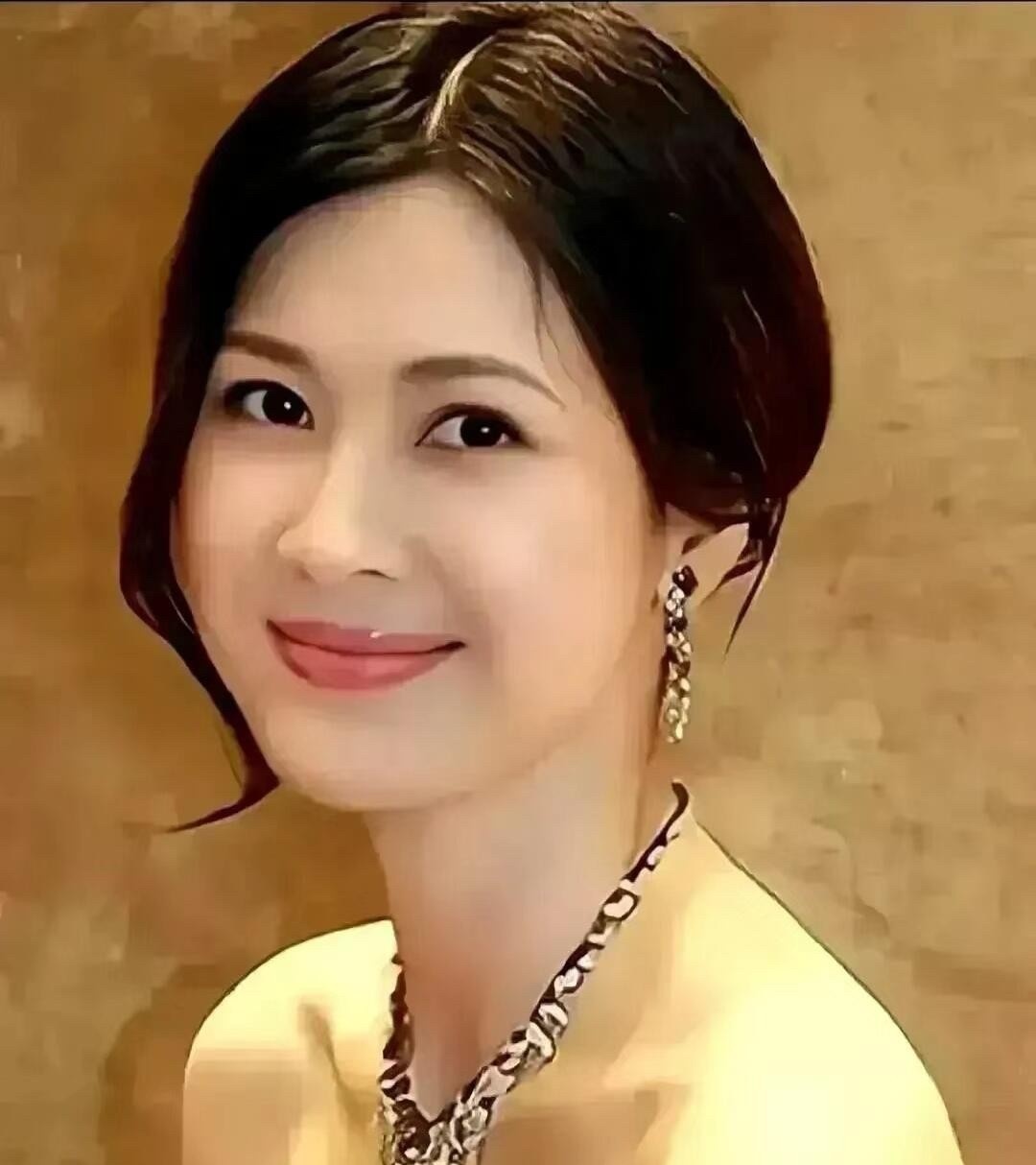 她好美啊温润如玉标准的鹅蛋脸她的面相看上去很舒服是典型的旺夫