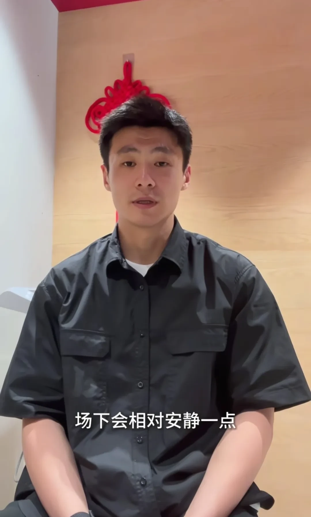 苏超联赛带火了连云港球队的八块腹肌帅哥,连云港官方媒体亲自下场帮