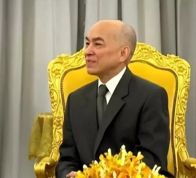西哈努克国王年轻时,娶六个老婆,个个紫色超群,他的儿子西哈莫尼接替