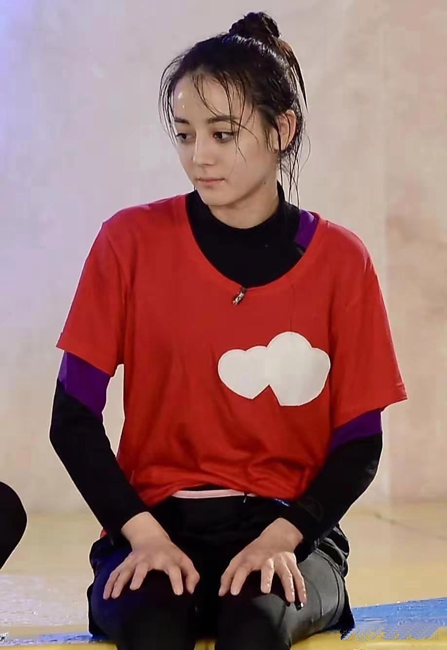 而且背着迪丽热巴的"鹿晗"头发颜色变了,衣服上还隐约有"邓超"字样,这