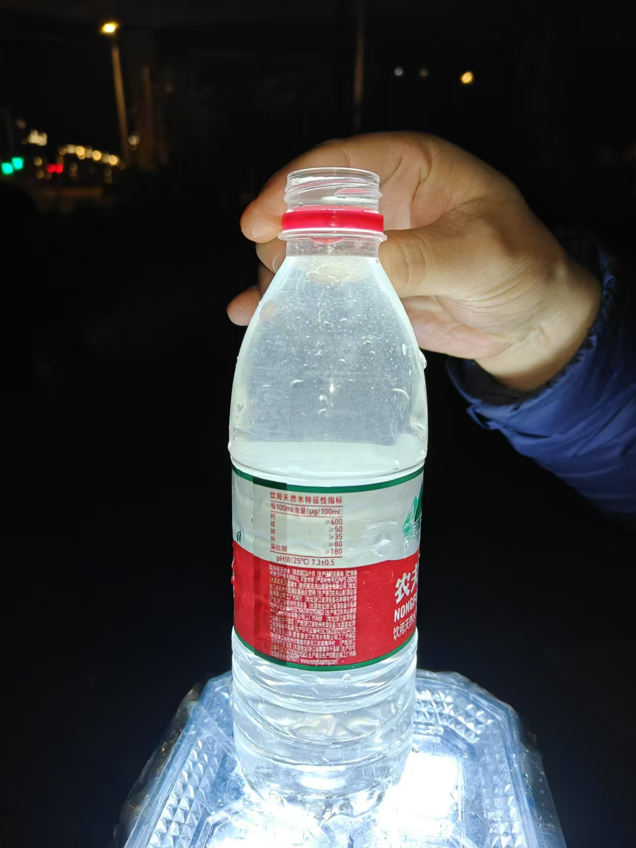 知道原来全小区的#华天管道清洗# 自来水管都在集体"便 矿泉水瓶口