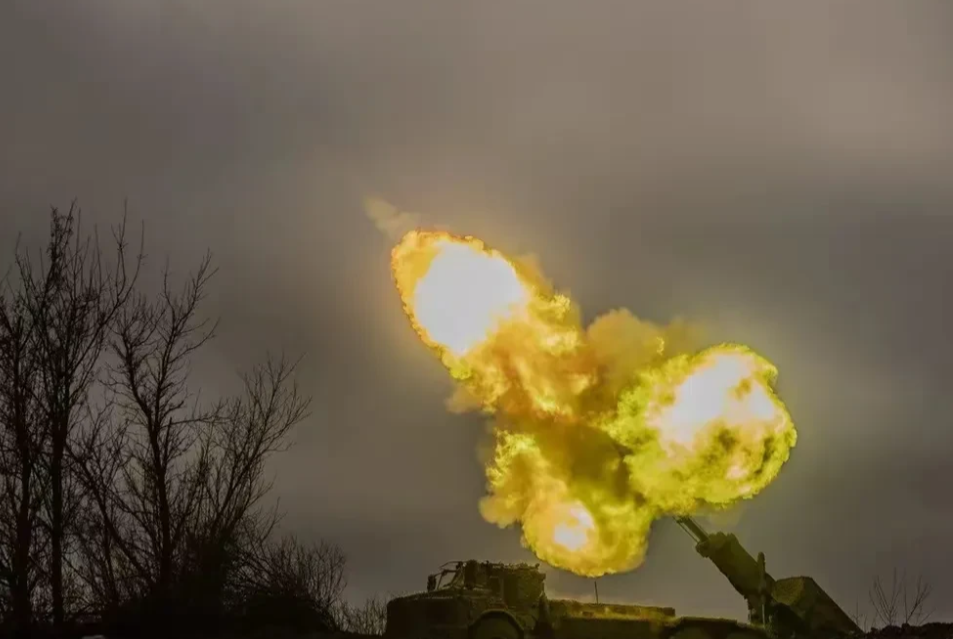 大多是被集束弹和无人惶且 炮弹轰炸图片炮弹呼啸着划过顿巴斯的炭照