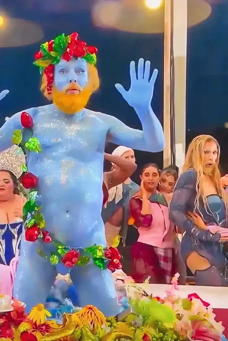 看,蓝精灵大叔,涂满蓝色,还用水果遮着重要地方,他其实是说:夏天到啦