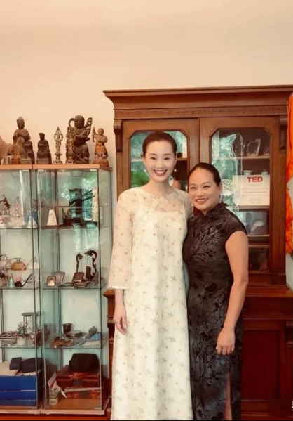 林依轮老婆西华晒最新美照,50 年龄状态超好,新中式穿搭好优雅.