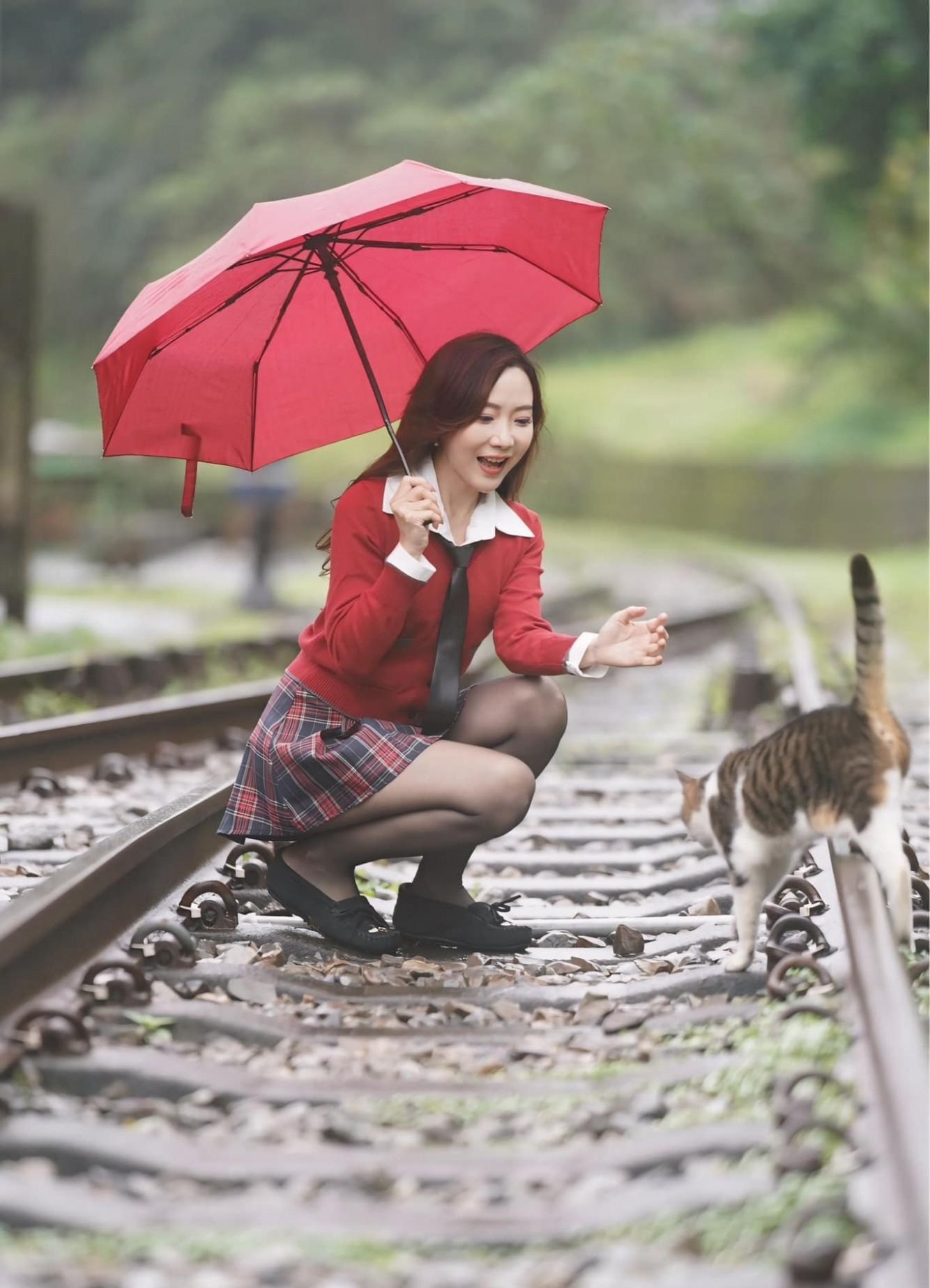 坐火车的红衣美女