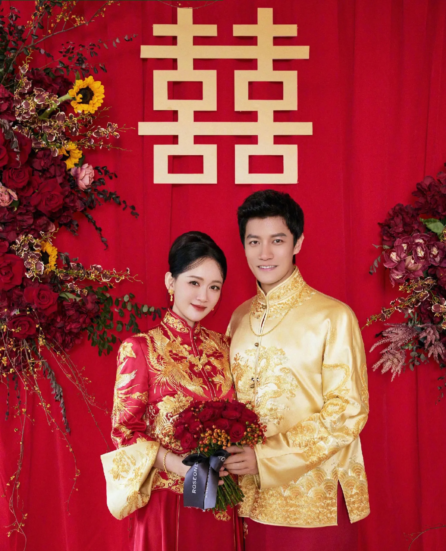 这一套大红婚服是她让设计师好友特别定制的雍容华贵真的非常漂亮