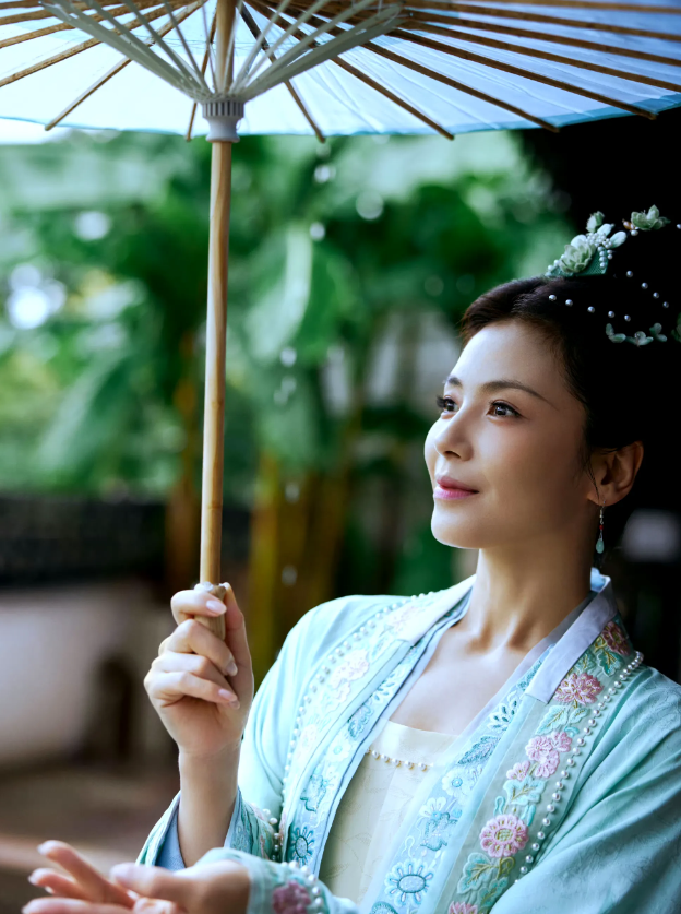 她去演李清照,能把风流成性的李清照演成圣母,没办法她的气质太好了