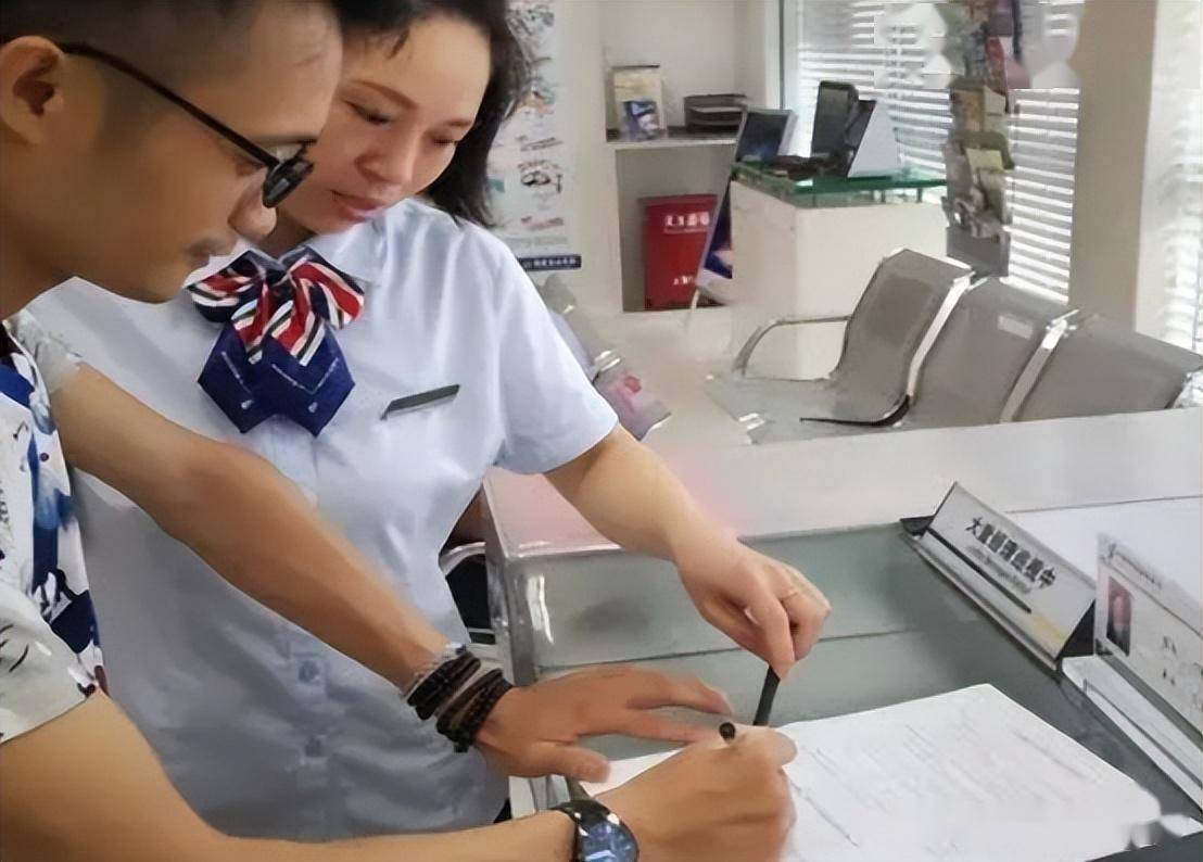 但突然想起网友们的建议,于是我回答说:"取出来准备存到隔壁银行