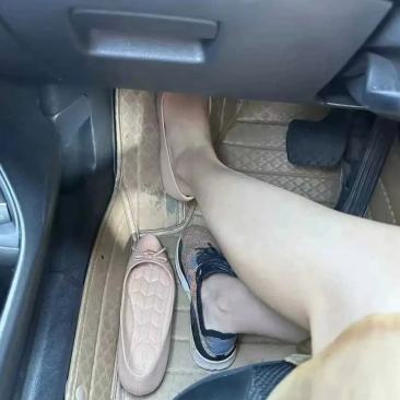 因为穿拖鞋开车警察逮到要扣分罚款,穿高跟鞋开车脚不灵活容易出事故