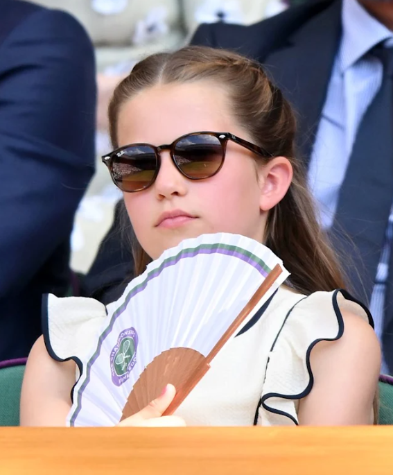 近日,夏洛特公主跟随父亲威廉王子和母亲凯特王妃来到温网观看赛事