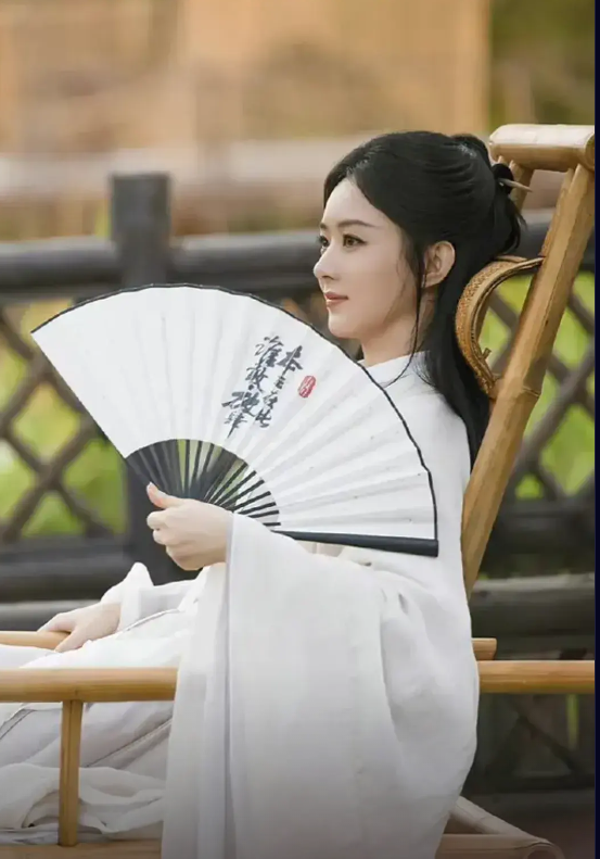 咖位,两人都是85花,可以说旗鼓相当,刘亦菲胜在电影方面,赵丽颖胜在