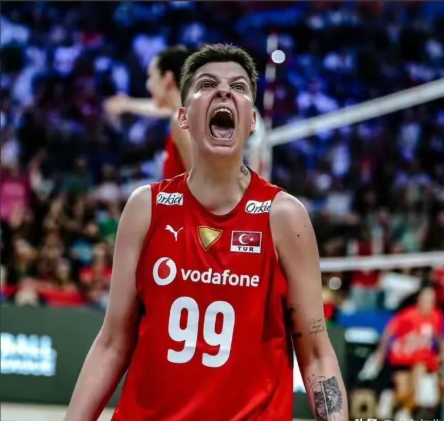 土耳其女排99号卡拉库尔特这个男人婆太烦人了,得一分朝天狂吼,甚至朝