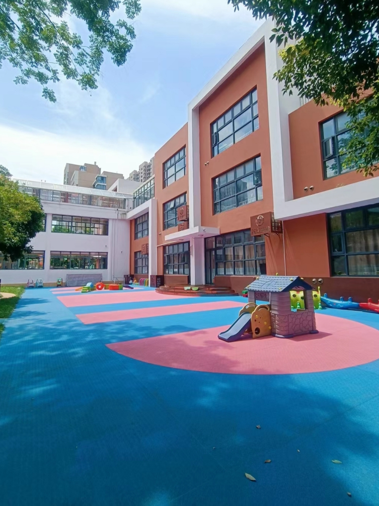 我找了份保育员工作,说好 1800 结果只发 800,园长说园里困难