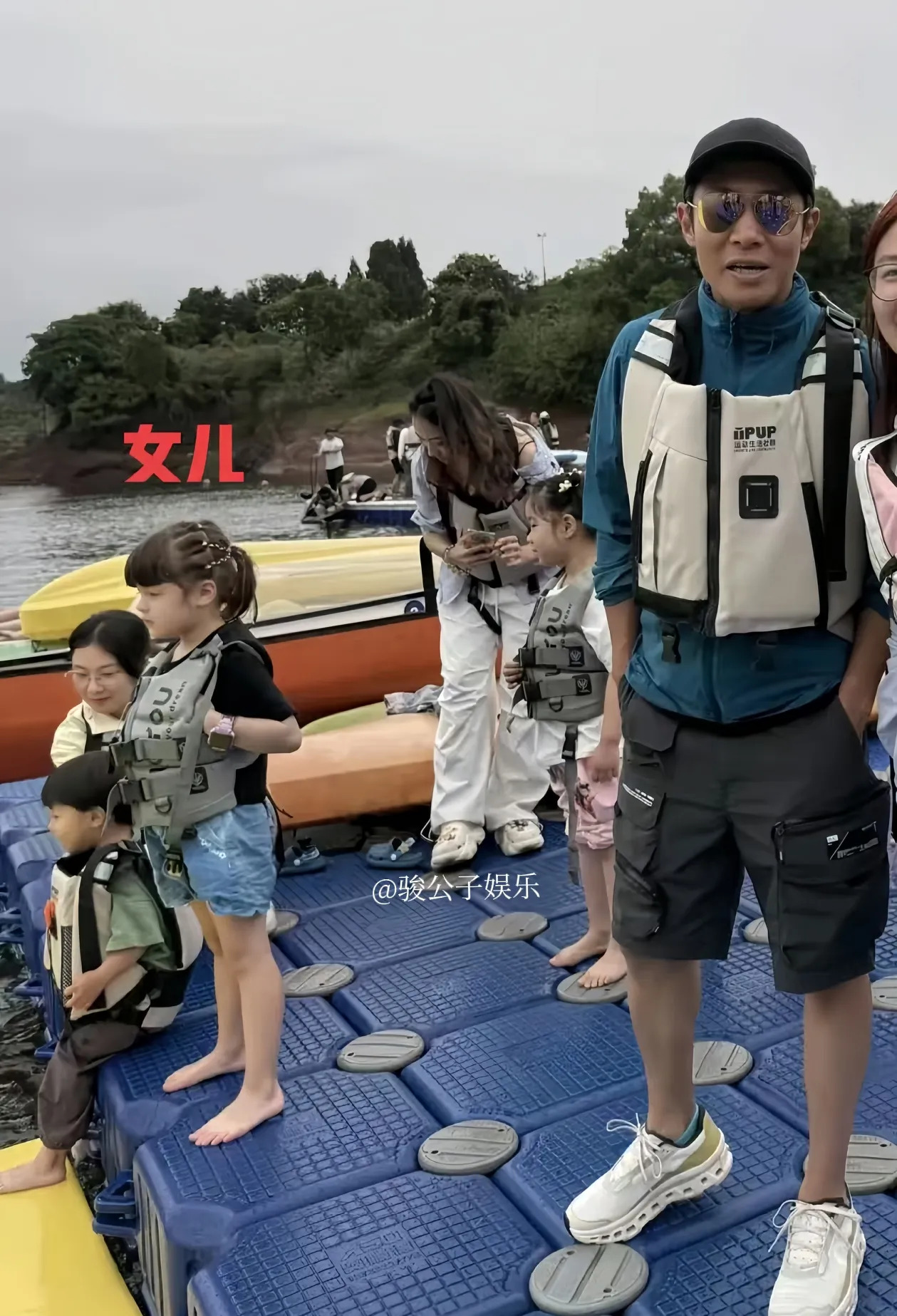 近日撒贝宁带着妻子李白和孩子们前往千岛湖共度了一个愉快的儿童节