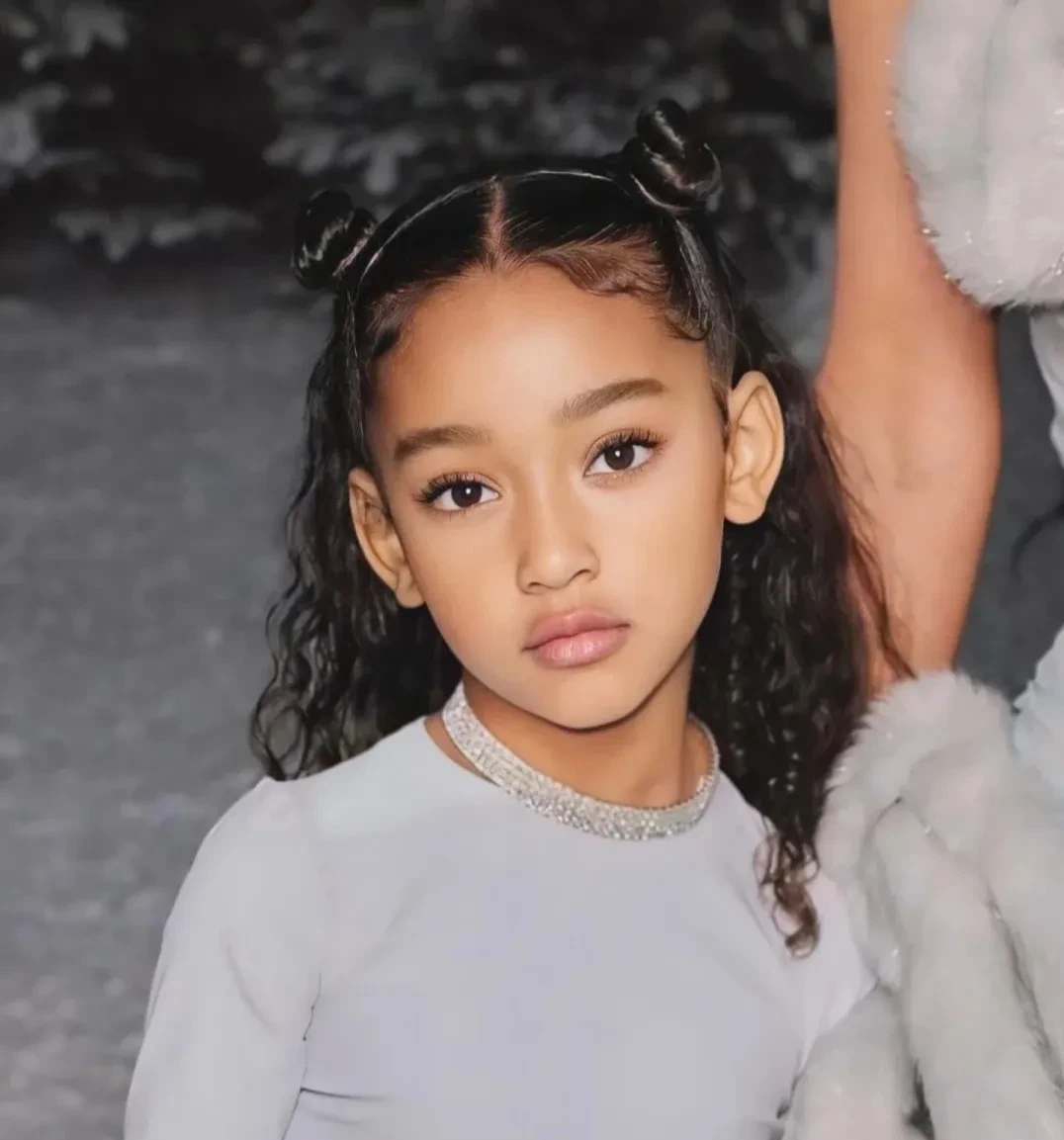 小妞儿可是星二代里最漂亮的宝贝啦,大家都觉得她超级美!