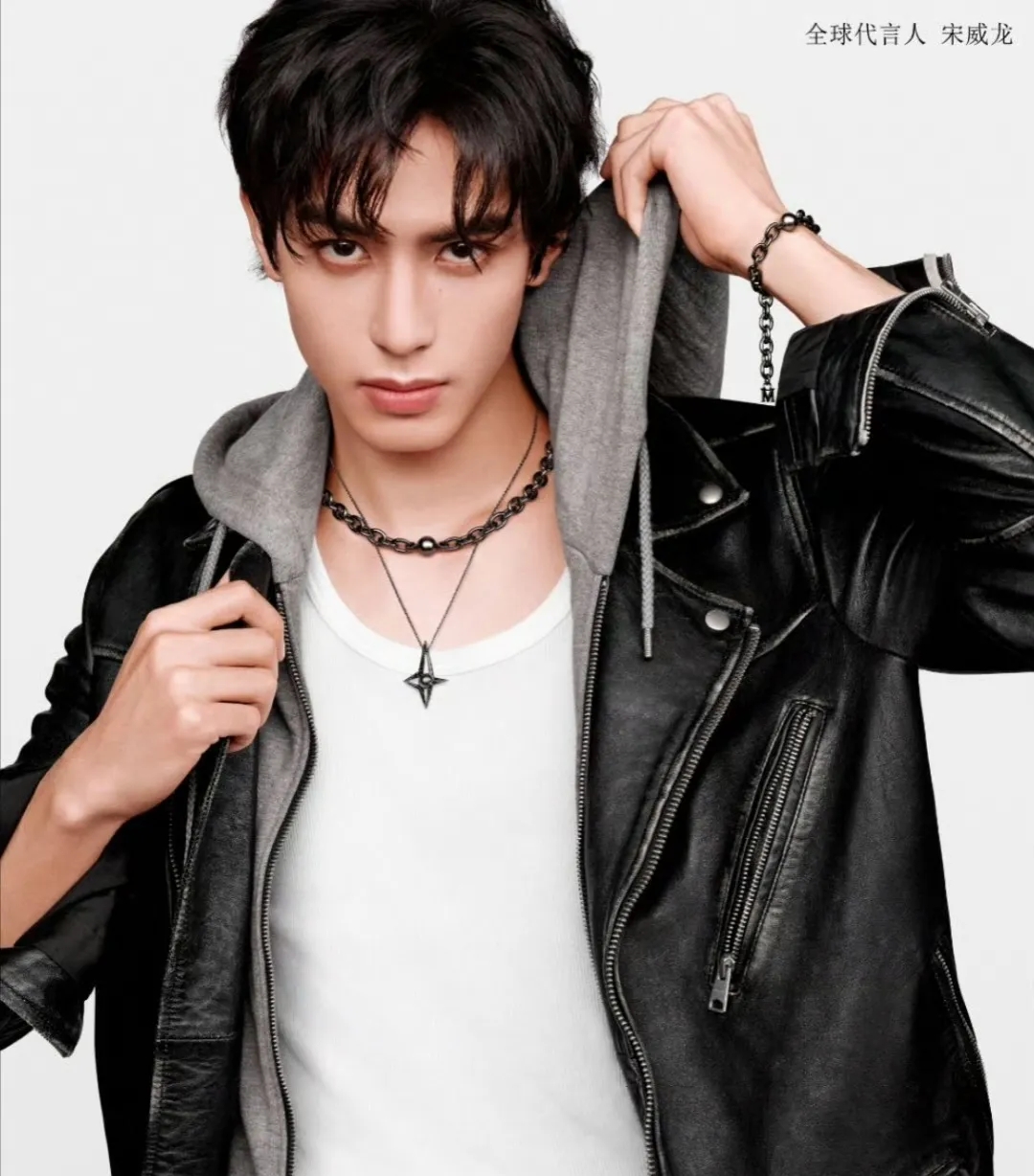 宋威龙,从银幕到t台,那立体的五官,简直是行走的荷尔蒙