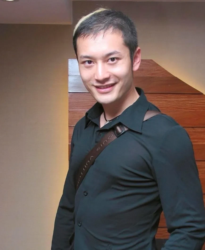 黄晓明是植发了吗  为什么以前的发量那么稀疏,现在年纪越大反而越