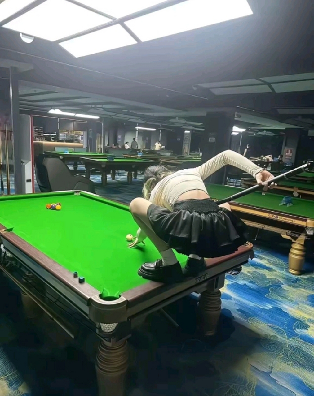 这样花式台球的女高手不多见吧,动作让人眼花缭乱,一杆出奇迹,爱打