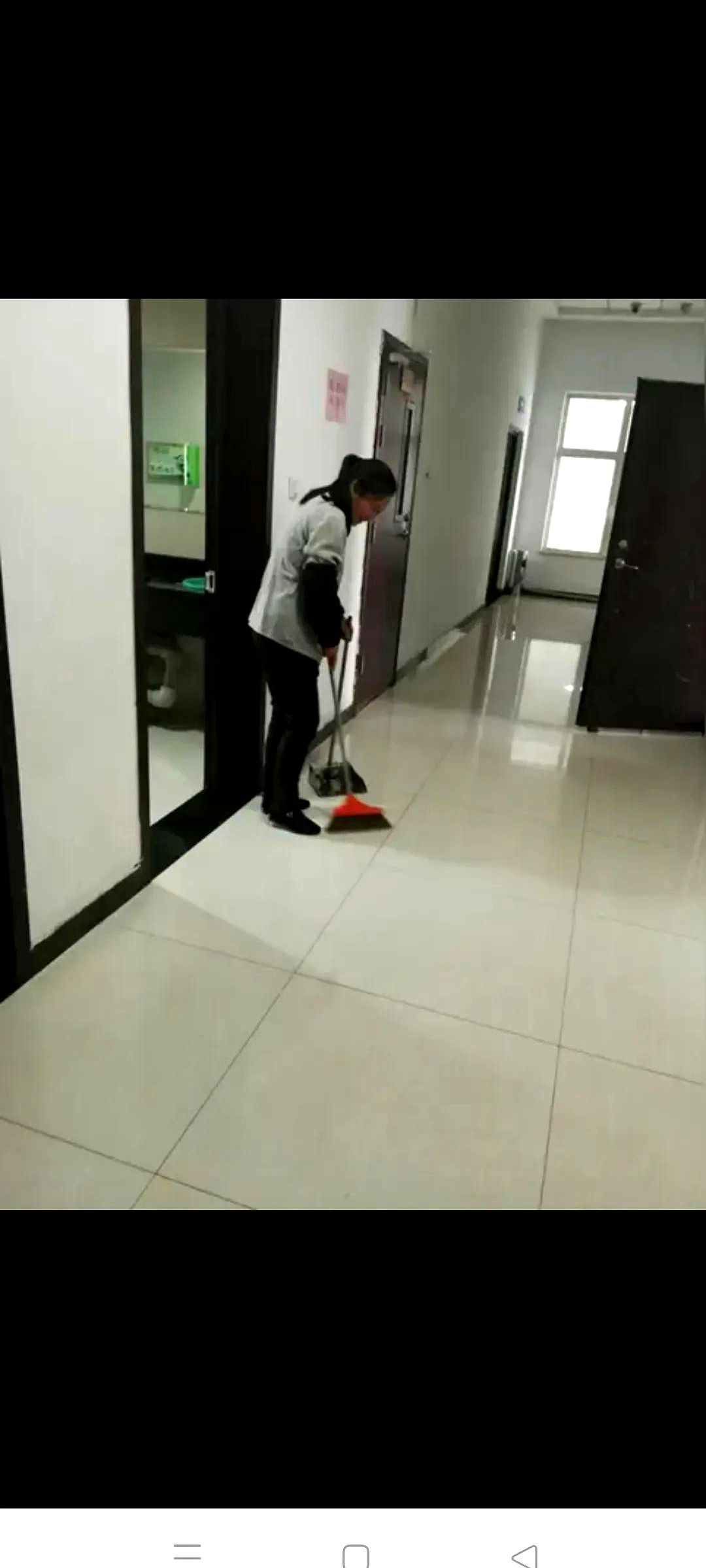 她负责一二楼卫生,却经常干涉其他同事的工作