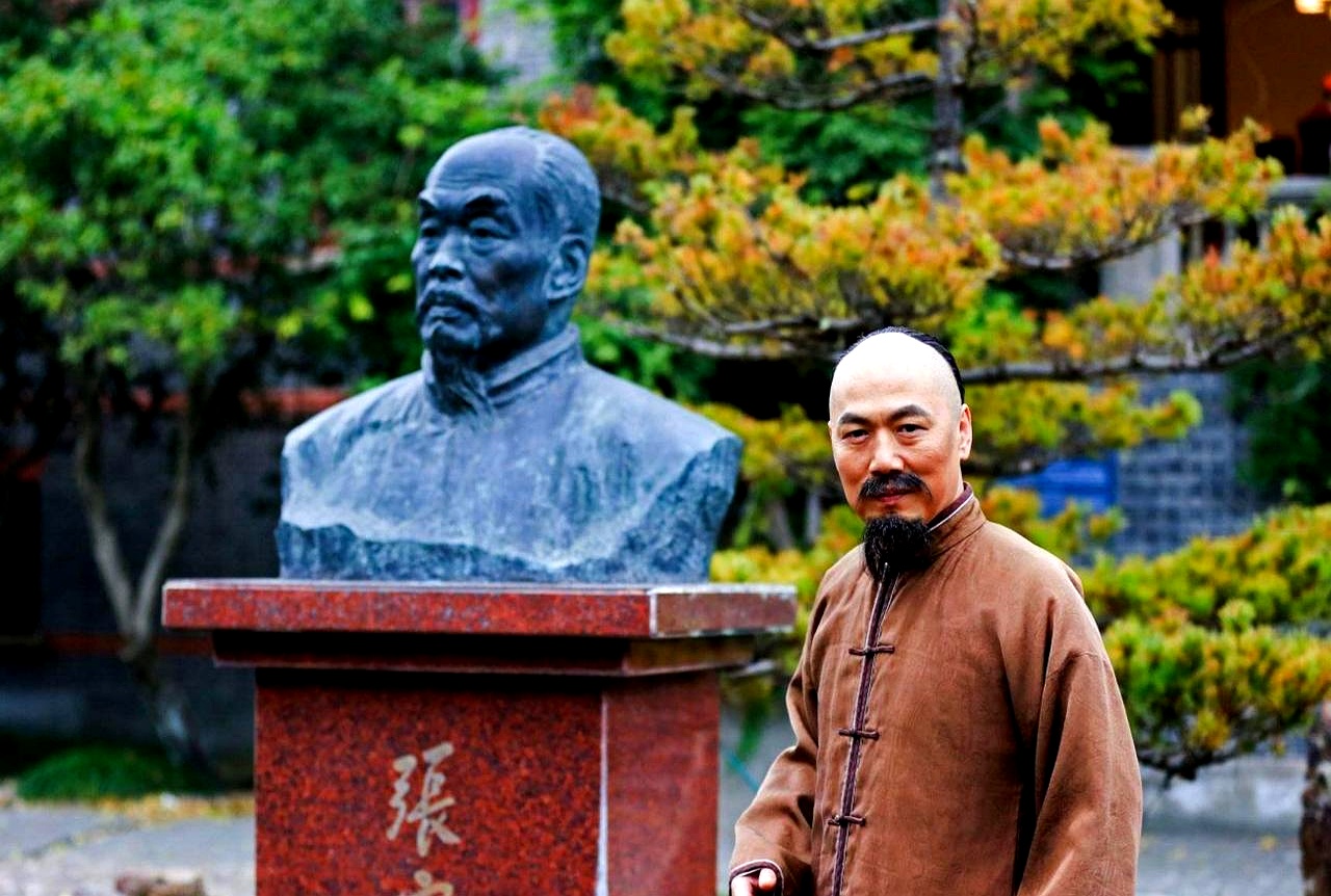 1897年,为了延续香火,在原配妻子的安排下,纳了一房