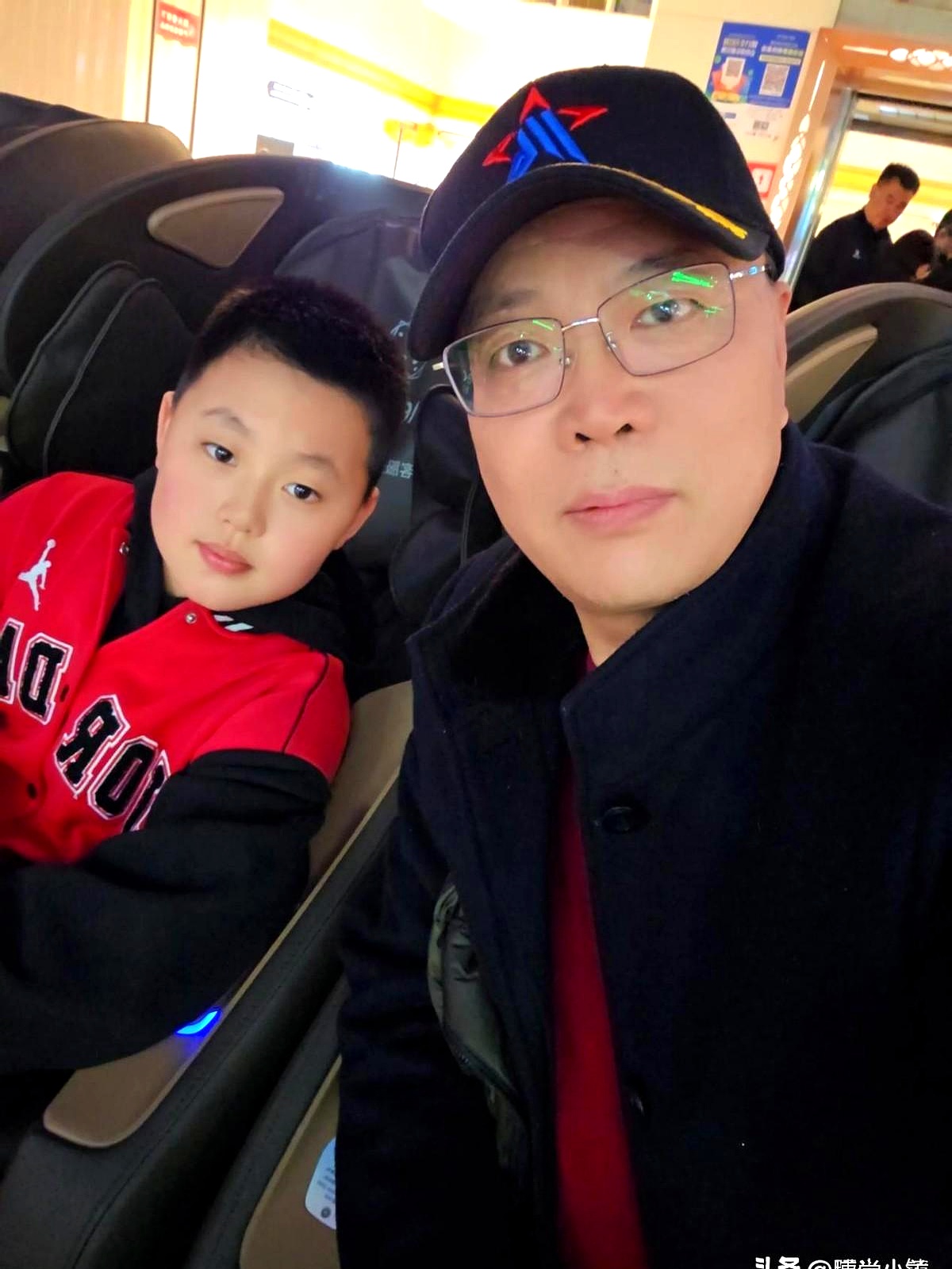 路上,他们突然说要去看球赛,外孙立刻嚷着要看动画电影