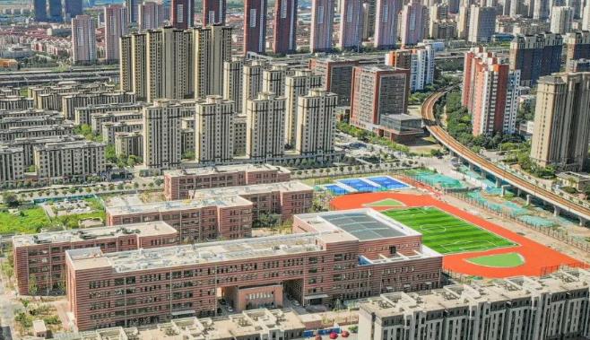 泰达一中新校区近日正式挂牌,这个新校区位置选得好,坐落在天津经济